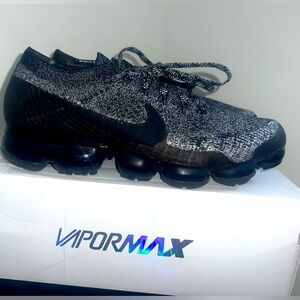 NIKE AIR VAPORMAX FLYKNIT SIZE 10 BLACK & GRAY COLOR WAY.